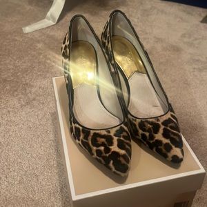 MICHAEL KORS Flex Mid Pump leopard print. Size 9